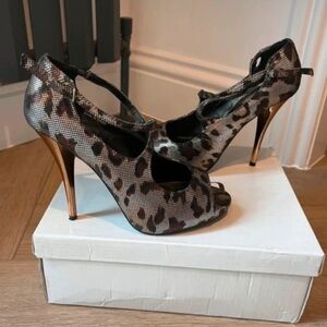 Chic Leopard Print Peep Toe Heels with Gold Accents